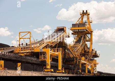 Kohle auf Port Waratah in Newcastle, der weltgrößten Kohle Hafen Maschinen. Kohle aus Tagebau Kohle Minen im Hunter Valley ist EXPOR Stockfoto