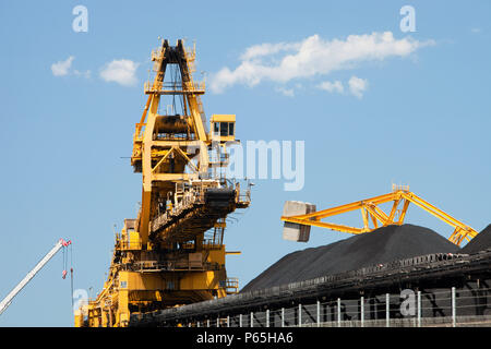 Kohle auf Port Waratah in Newcastle, der weltgrößten Kohle Hafen Maschinen. Kohle aus Tagebau Kohle Minen im Hunter Valley ist EXPOR Stockfoto