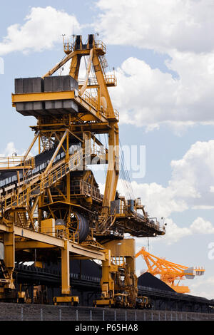 Kohle auf Port Waratah in Newcastle, der weltgrößten Kohle Hafen Maschinen. Kohle aus Tagebau Kohle Minen im Hunter Valley ist EXPOR Stockfoto