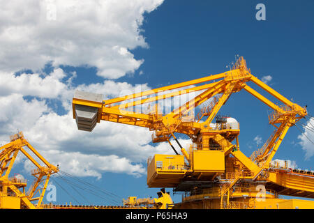 Kohle auf Port Waratah in Newcastle, der weltgrößten Kohle Hafen Maschinen. Kohle aus Tagebau Kohle Minen im Hunter Valley ist EXPOR Stockfoto