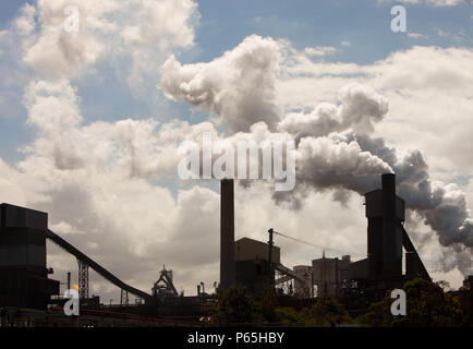 Emissionen von Bluescope Steel arbeitet in Port Kembla, Wollongong, Australien. Stockfoto