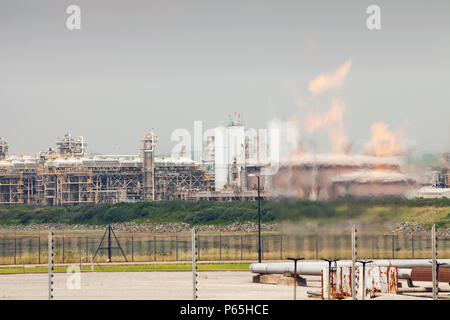 Das Abfackeln von Gas zu einem Gasaufbereitungsanlage bei Rampside in der Nähe von Barrow in Furness, Großbritannien, dass Gas Prozesse aus der Morecambe Bay, Es ist eines der Th Stockfoto