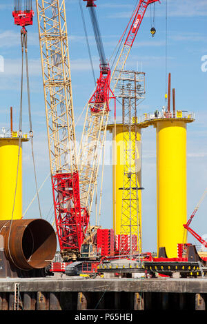 Die Herstellung der Grundlagen für Offshore Windenergieanlagen, bei Dong Energy Website in Ulverston, Cumbria, Großbritannien. Die Anlagen sind für die Walney wi Stockfoto