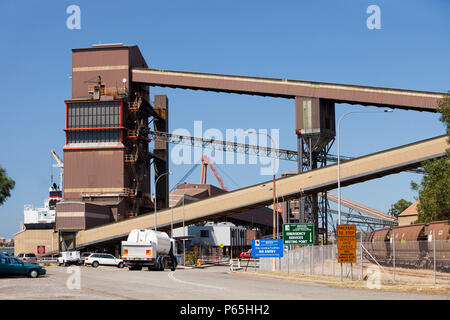 Port Waratah in Newcastle ist die Weltgrößte Kohle Hafen. Kohle aus Tagebau Kohle Minen im Hunter Valley ist auf der ganzen Welt Von hier exportiert, Stockfoto