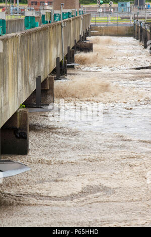 Pumpen oxydieren das Abwasser an Daveyhulme Abwasserbehandlung arbeitet in Manchester, UK. United Utilities Daveyhulme der Prozess alle Manch Stockfoto