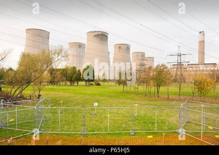 Ratcliffe auf Soar Kohlekraftwerk von Stacheldraht umgeben von Klima Aktivisten zu verhindern. Leicestershire, UK. Stockfoto