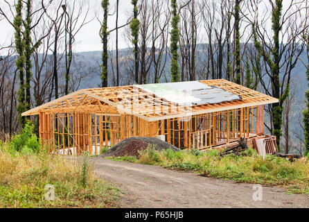 Wiederaufbau von Häusern in Kinglake, einem der am stärksten betroffenen Gemeinschaften der katastrophalen 2009 australische Buschfeuer im Staat Victoria. Stockfoto