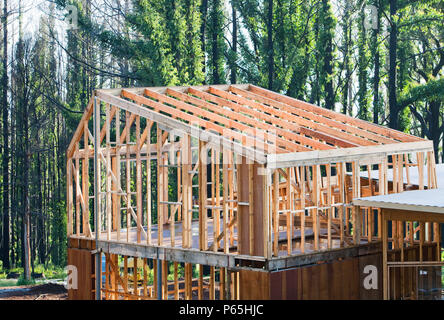 Wiederaufbau von Häusern in Kinglake, einem der am stärksten betroffenen Gemeinschaften der katastrophalen 2009 australische Buschfeuer im Staat Victoria. Stockfoto