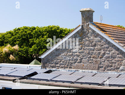 Elektrische Sonnenkollektoren auf dem Dach des britischen Grundschule, Isles of Scilly Tresco und Bryher. Stockfoto