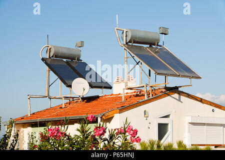 Solare Wasser-Heizungen auf Häuserdächern in Teos, Türkei. Stockfoto