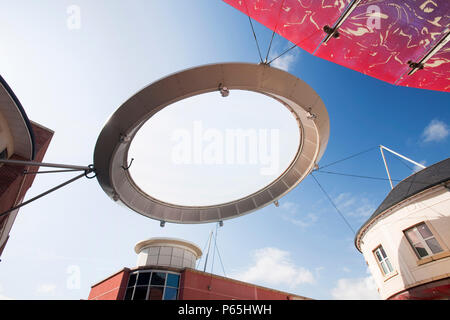 Die neu renovierte Fußgängerzone Einkaufsmeile in Workington Stadtzentrum, Cumbria, UK. Stockfoto