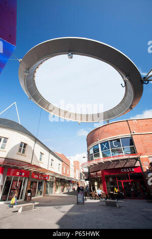 Die neu renovierte Fußgängerzone Einkaufsmeile in Workington Stadtzentrum, Cumbria, UK. Stockfoto