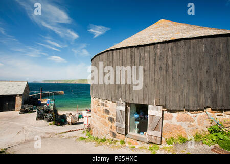 Das Runde Haus Sennen Cove, einem alten Capstan verwinkelten Haus, formal verwendet, um Whinch in Fischerbooten am Strand. Stockfoto