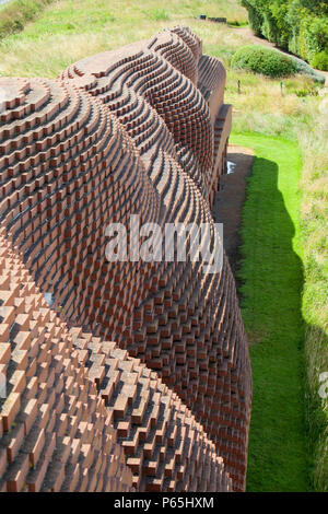 Der Zug, eine Skulptur, die komplett aus Ziegeln, 181, 754 von der Künstlerin, um genau zu sein,, David Mach am Stadtrand von Darlington, North East, UK. Stockfoto