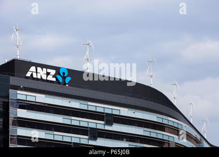 Vertikale Achse Windkraftanlagen auf dem Dach der ANZ Bank in Melbourne, Australien. Stockfoto