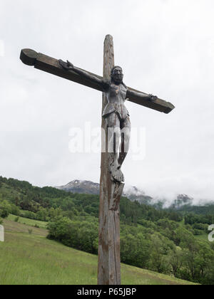 Statue von Jesus Christus am Kreuz in den französischen Alpen Stockfoto