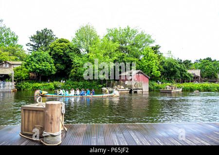 Touristische gerne Segeln Kanu in den Fluss in Tokyo Disneyland, Japan Stockfoto