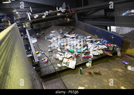 Recycling auf Transportband Stockfoto