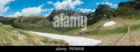 Panoramablick über die Aston Tal in den französischen Pyrenäen Suche entlang einer Route um den Clotes des Garsán und Pic de Rulhe. Stockfoto