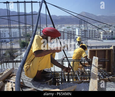 Indische Sikh Bauarbeiter im Oman arbeiten an einer Wohnsiedlung im Oman, Naher Osten. Stockfoto