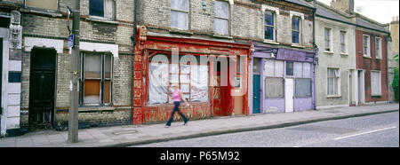 Heruntergekommene Reihenhäuser shop Fronten und Gehäuse. Clapham Common. Pfarrhaus Grove, London, Vereinigtes Königreich. Stockfoto