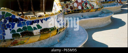 Detail von keramischen Mosaikfliesen Sitzecke im Parc Güell, Barcelona, Katalonien, Spanien. Von Antoni Gaudi entworfen. Stockfoto