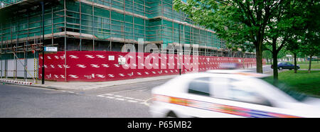 Werbetafeln rund um Baustelle. Peckham Regeneration, London, Vereinigtes Königreich. Stockfoto