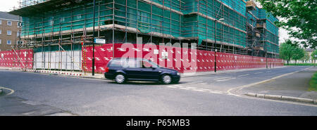 Werbetafeln rund um Baustelle. Peckham Regeneration, London, Vereinigtes Königreich. Stockfoto