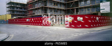 Werbetafeln rund um Baustelle. Peckham Regeneration, London, Vereinigtes Königreich. Stockfoto