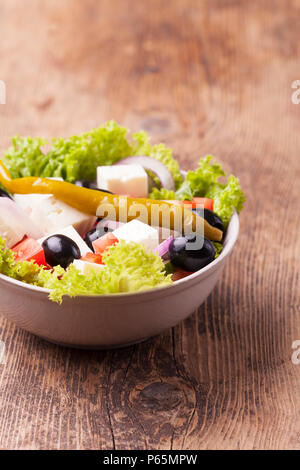 Griechischer Salat mit Oliven Stockfoto