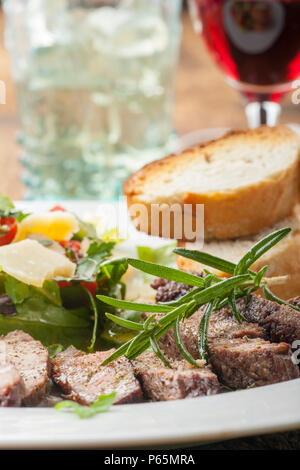 Scheiben von einem Steak mit frischem Salat Stockfoto
