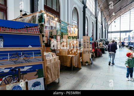 Madrid, Spanien - 9. Juni 2018: Motor Markt, Mercado de Motores in Madrid Railway Museum. Er übernimmt den alten Bahnhof Museum von Delicias für ein Flohmarkt m Stockfoto