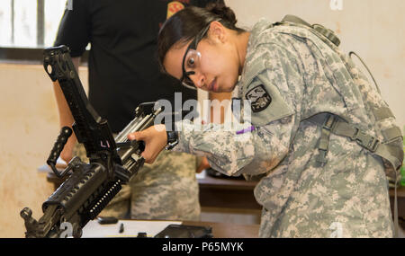 JOINT BASE Pearl Harbor - HICKAM, Hawaii - USA Armee SPC Zuleima Garcia, ein Eingeborener von Oakdale, Calif. und eine Luftverteidigung early warning system Operator erweitert, mit Hauptsitz und Sitz, 1. Batterie Bataillon, 1 Air Defense Artillery Regiment, 94th Army Air und Raketenabwehr Befehl, dissembles eine Waffe, 26. April 2016, während der Krieger Aufgabe Prüfung Teil der 94th AAMDC Soldat des Jahres 2016 Schofield Barracks Osten, Hawaii. (U.S. Armee Foto: Staff Sgt. Michael Shrum, 94th Army Air und Raketenabwehr Befehl Public Affairs). Stockfoto