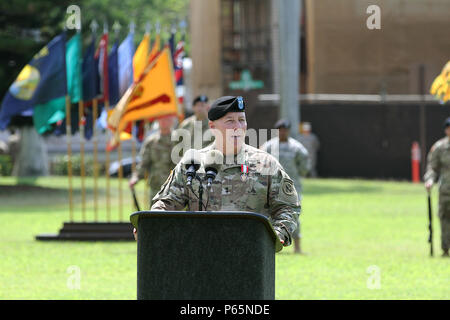 FORT SHAFTER, Hawaii - Maj. Gen. Christopher S. Hughes, Stabschef der US-Armee, Pacific, Adressen das Publikum während einer Flying-V-Zeremonie, 6. Mai, an der historischen Palm Kreis, Fort Shafter, Hawaii. Hughes abfahren USARPAC zu übernehmen das Kommando der US Army Cadet Befehl und Fort Knox. (U.S. Armee Foto von, Staff Sgt. Kyle J. Richardson, USARPAC PAO) Stockfoto