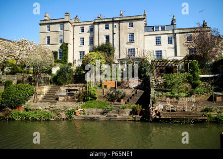 Kennet und Avon Kanal an der Rückseite von Sydney Gebäuden mit kleinen Anlegestelle für Boote Badewanne England Großbritannien Stockfoto