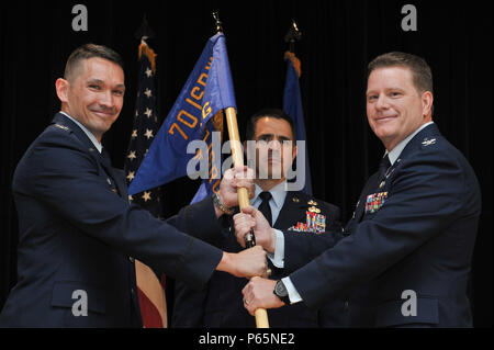 Colonel Thomas Hensley, 70th Intelligence, Surveillance, Reconnaissance Wing Commander übergibt die Gruppe guidon zu Oberst David James, als er übernimmt das Kommando über die 691St ISR Gruppe 5. Mai 2016, am Fort George G. Meade, Md. offiziell im September 2014 bei der Royal Air Force Menwith Hill Station, Vereinigtes Königreich, die 691St ISRG wieder aktiviert und ist nun unter den 70 ISR Flügel aktiviert. (U.S. Air Force Foto/Staff Sgt. Alexandre Montes) Stockfoto