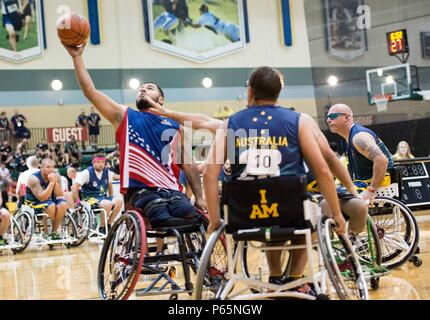 160506-F-WU507-013: Team U.S. und Team Australien konkurrieren in einem Rollstuhl Basketball vorläufige bei den ESPN Wide World of Sports complex in Walt Disney World, Orlando, Florida, 6. Mai 2016. Fünfzehn Länder konkurrieren in den Spielen 2016 Invictus, und insgesamt drei Medaillen vergeben werden, im Rollstuhl-Basketball. Das Halbfinale und Finale für die Veranstaltung statt findet am 12 Mai. (US Air Force Foto von Senior Master Sergeant Kevin Wallace/freigegeben) Stockfoto