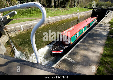 15-04 in Nummer 12 Sperren wie Überschwemmungen mit Boot steigende Kennet und Avon Kanal Badewanne England Großbritannien Stockfoto