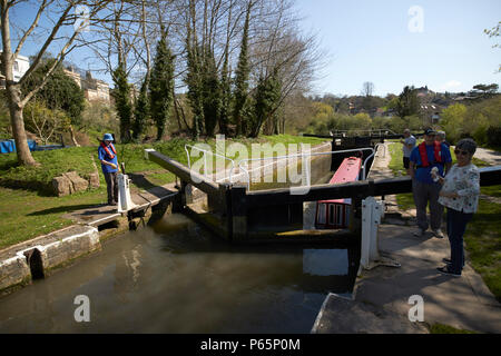 Kreissägen arbeiten Schloss mit 15-04 in Nummer 12 Sperren wie Überschwemmungen mit Boot steigende Kennet und Avon Kanal Badewanne England Großbritannien Stockfoto