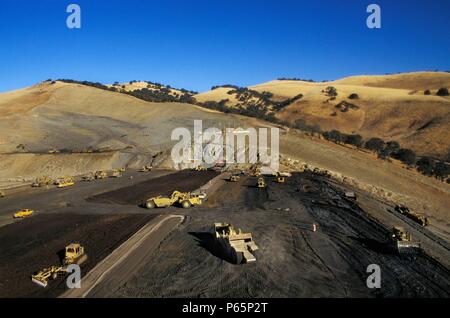 Aushub Maschinen auf großen irdenen Damm in Kalifornien, USA Stockfoto