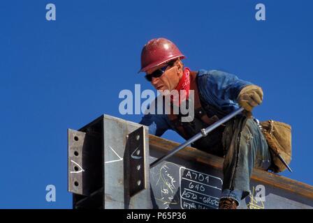 Ironworker Anschluss auf Stahlträger ausrichten Stücke Stahl rahmen für Bürohochhaus Stockfoto