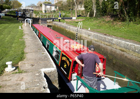 15-04 in Nummer 12 Sperren wie Überschwemmungen mit Boot steigende Kennet und Avon Kanal Badewanne England Großbritannien Stockfoto