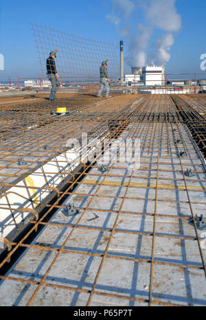Männer arbeiten auf dem Bau eines Bürogebäudes. Stockfoto
