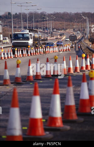 Fahrzeuge verhandeln Traffic Management System an der Straße worlks. Vereinigtes Königreich. Stockfoto