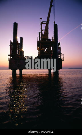 Jack-up Barge in der Severn Estuary, für die Platzierung von Beacons im Bristol Channel. Stockfoto