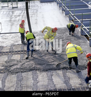 Vermarktung und Verbreitung von Ortbeton auf verstärkte Platte gepumpt. Stockfoto