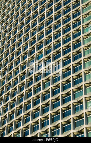 Mittelpunkt, London, UK. Das Gebäude steht 117 m (385 ft) hoch, 35 Etagen Bürofläche, mit seinem unverwechselbaren konkrete Muster Makin Stockfoto