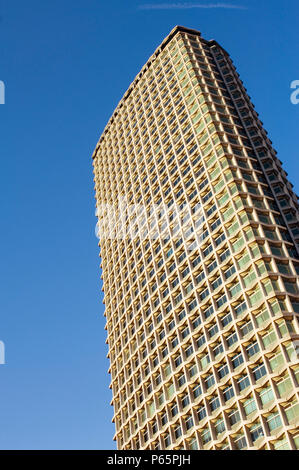 Mittelpunkt, London, UK. Das Gebäude steht 117 m (385 ft) hoch, 35 Etagen Bürofläche, mit seinem unverwechselbaren konkrete Muster Makin Stockfoto