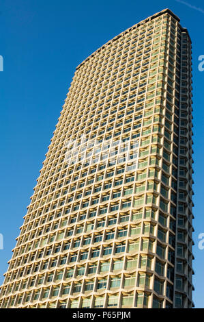 Mittelpunkt, London, UK. Das Gebäude steht 117 m (385 ft) hoch, 35 Etagen Bürofläche, mit seinem unverwechselbaren konkrete Muster Makin Stockfoto