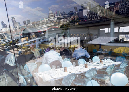 OXO Tower Restaurant, Southbank, London, UK. Durch Lifshutz Davidson konzipiert. Stockfoto